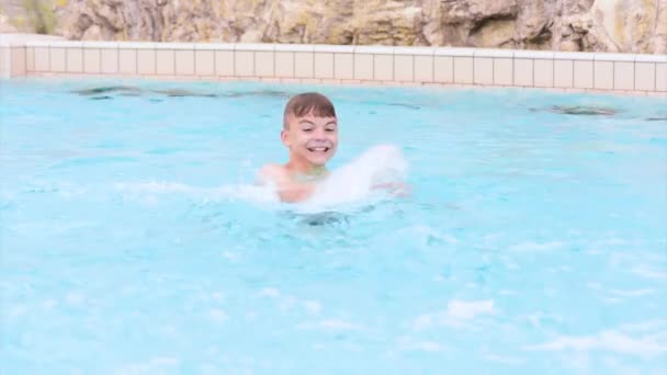 Счастливый мальчик в бассейне — стоковое видео
