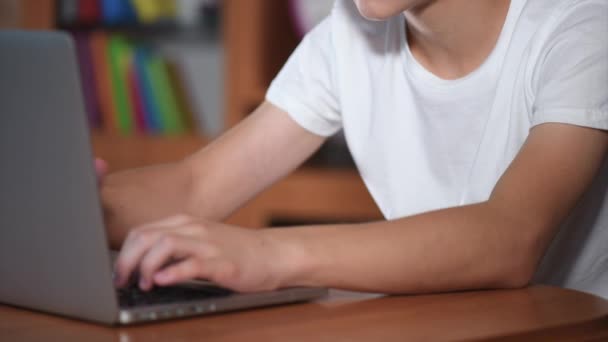 Teen pojke arbetar på bärbar dator — Stockvideo
