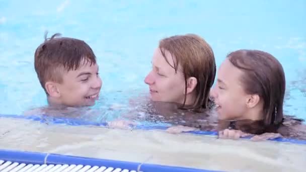 Bonne famille jouissant dans la piscine — Video