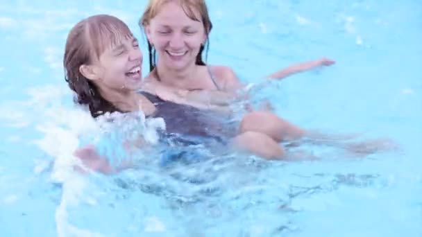 Família feliz desfrutando na piscina — Vídeo de Stock