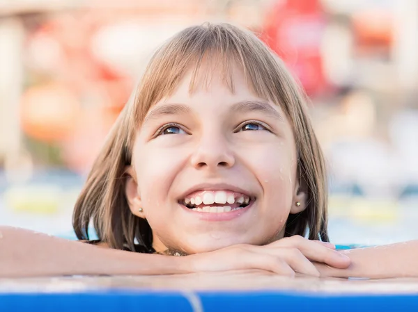 Menina feliz na piscina — Fotografia de Stock