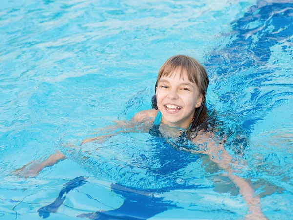 Gelukkig meisje in pool — Stockfoto