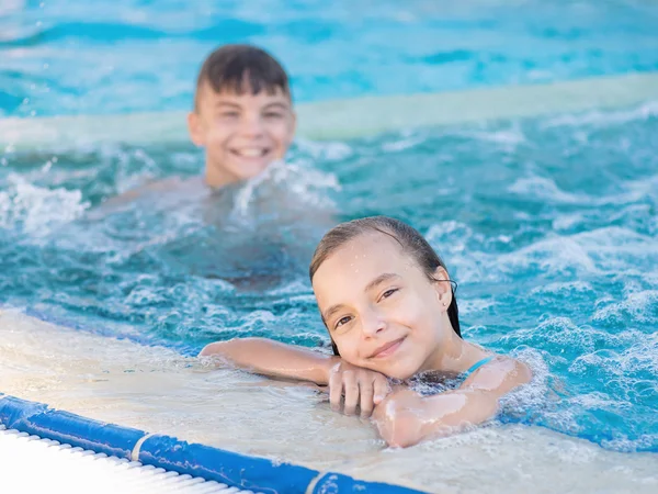 Niños en la piscina — Foto de Stock