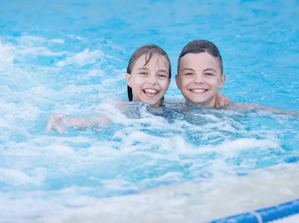 수영장에서 아이 들 — 스톡 사진