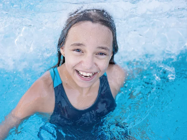 Ευτυχισμένος κορίτσι στην πισίνα — Φωτογραφία Αρχείου