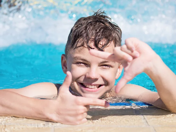 Gelukkige jongen in zwembad — Stockfoto