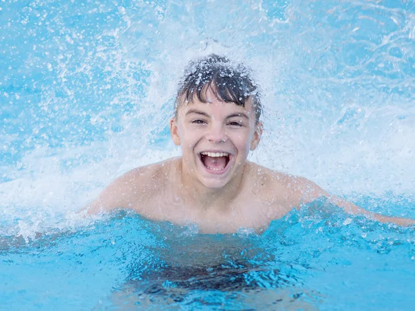 Rapaz feliz na piscina — Fotografia de Stock