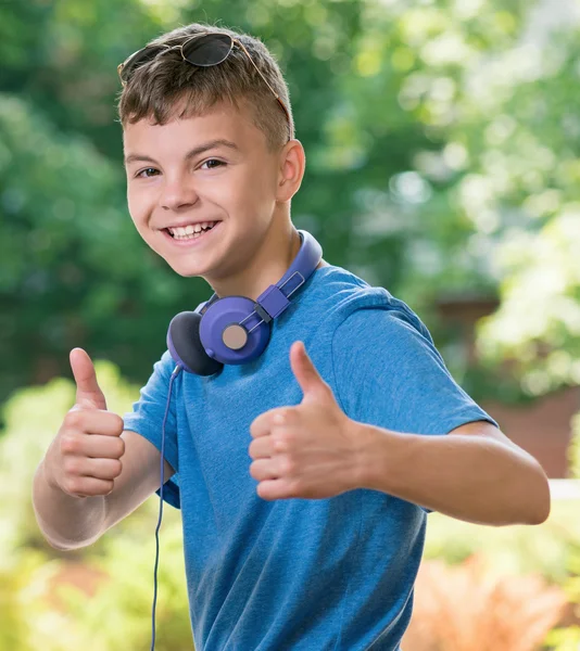 Ragazzo mostrando pollici in su — Foto Stock