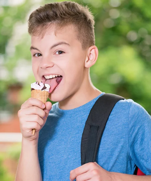 Menino com sorvete — Fotografia de Stock