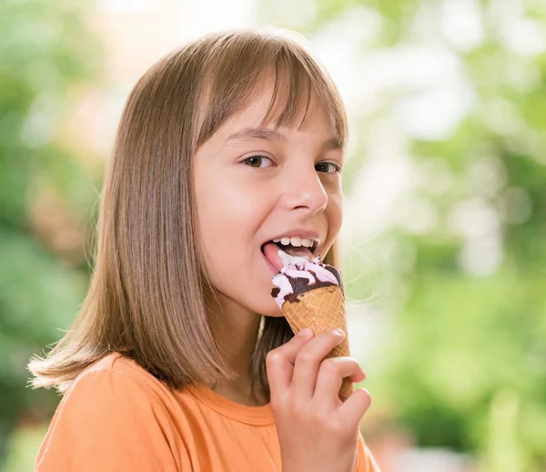 Girl with ice cream — Stock Photo, Image