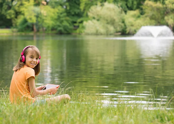 Маленькая девочка на берегу озера — стоковое фото