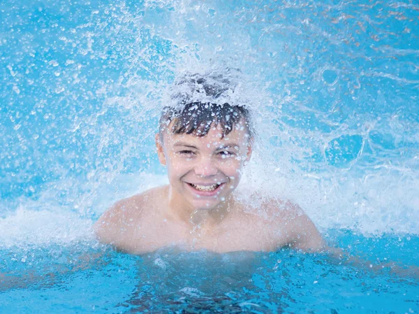 Glücklicher Junge im Pool — Stockfoto