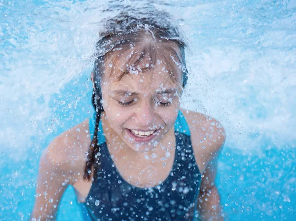 Glückliches Mädchen im Pool — Stockfoto