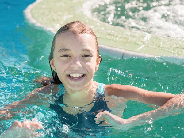 Gelukkig meisje in pool — Stockfoto