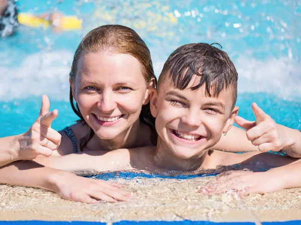 Мать и сын в бассейне — стоковое фото