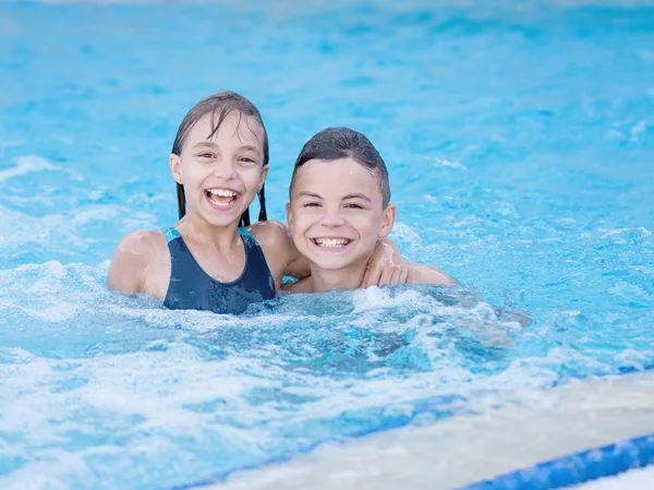 Crianças na piscina — Fotografia de Stock