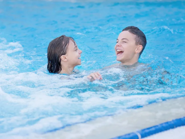 Niños en la piscina —  Fotos de Stock