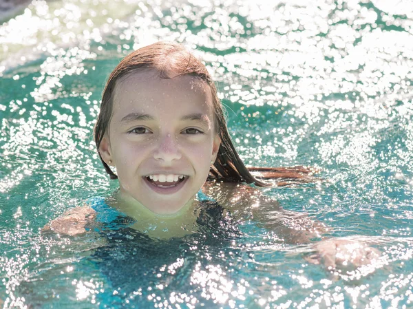 Mutlu kız havuzda — Stok fotoğraf