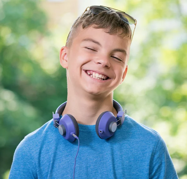 Adolescente chico con auriculares —  Fotos de Stock