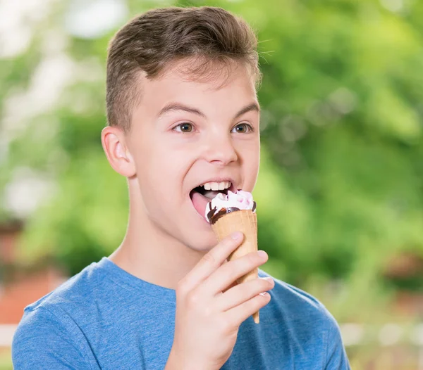 アイスクリームの少年 — ストック写真