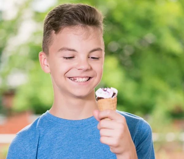 Boy with ice cream — Stock Photo, Image