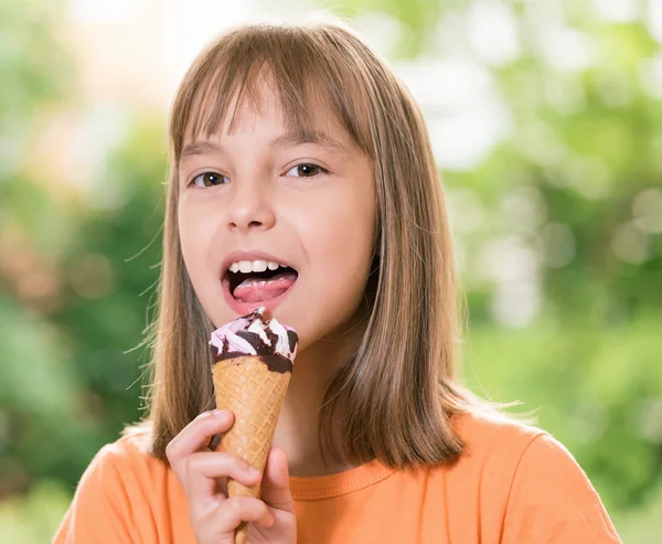 Girl with ice cream — Stock Photo, Image