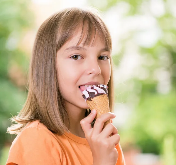 Chica con helado — Foto de Stock