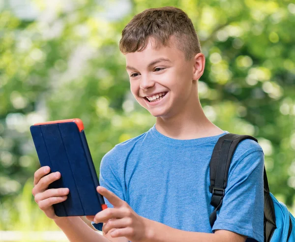 Jongen met Tablet PC — Stockfoto