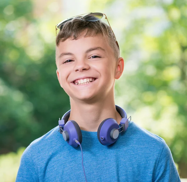 Αγόρι εφήβων με ακουστικά — Φωτογραφία Αρχείου