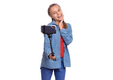 Selfie çubuğu olan genç kız.