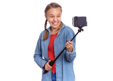 Selfie çubuğu olan genç kız.