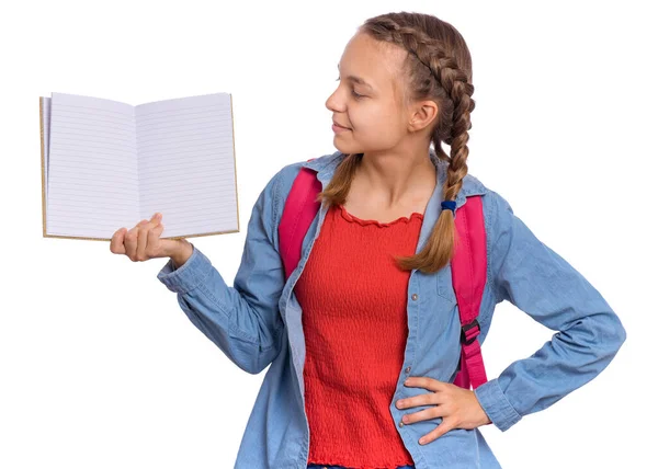 Menina detém um livro de exercícios — Fotografia de Stock