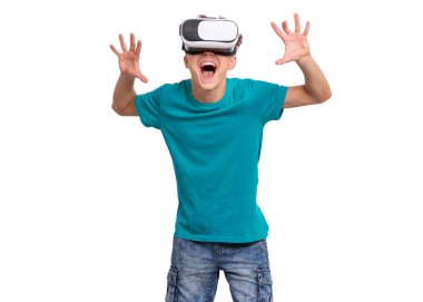 VR gözlüklü genç çocuk.