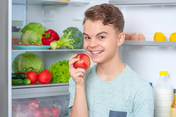 Gutt med mat nær kjøleskapet – stockfoto