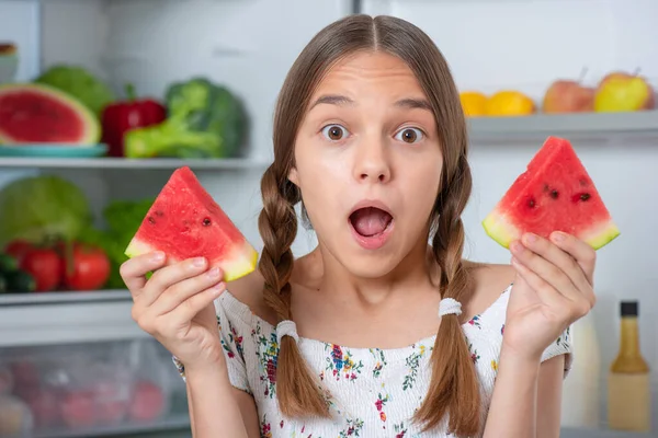 Ragazza con cibo vicino al frigorifero — Foto Stock