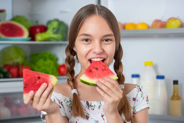 Jente med mat nær kjøleskapet – stockfoto