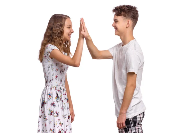 Adolescente menino e menina no branco — Fotografia de Stock