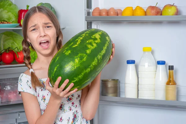 Jente med mat nær kjøleskapet – stockfoto