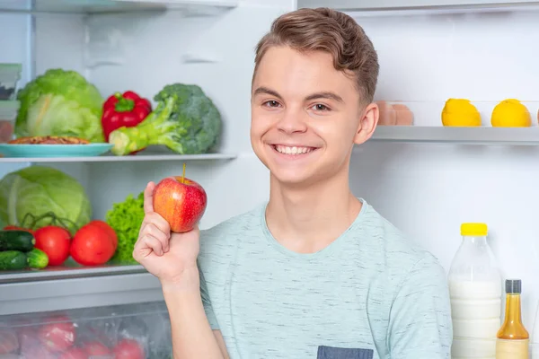 Gutt med mat nær kjøleskapet – stockfoto