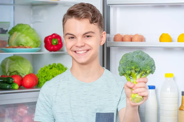 Gutt med mat nær kjøleskapet – stockfoto