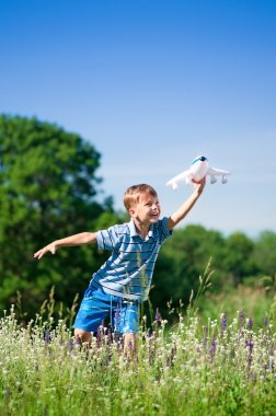 çayır üzerinde küçük çocuk