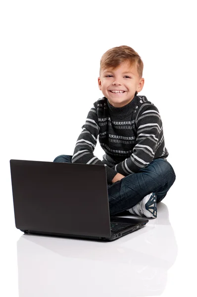 Menino com laptop — Fotografia de Stock