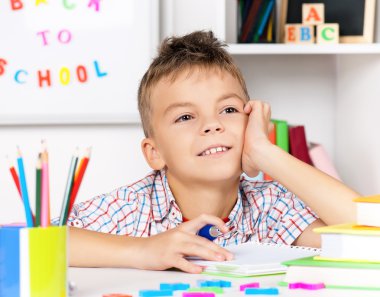 Çocuk ödevini yapıyor.