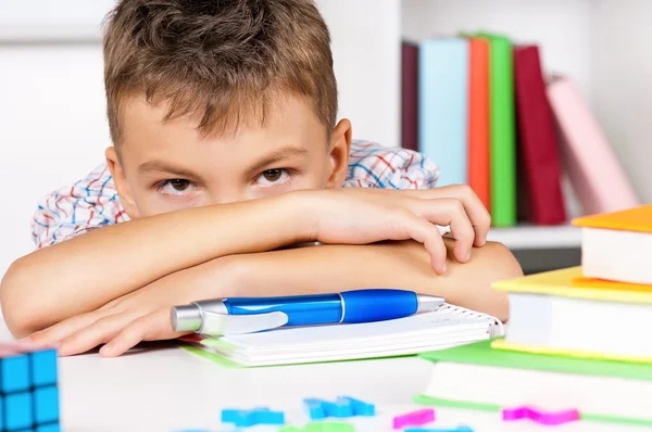 Jongen doet huiswerk — Stockfoto