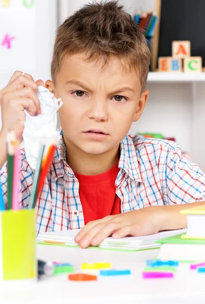 Jongen doet huiswerk — Stockfoto