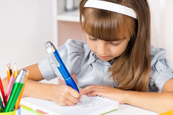Girl doing homework — Stock Photo, Image