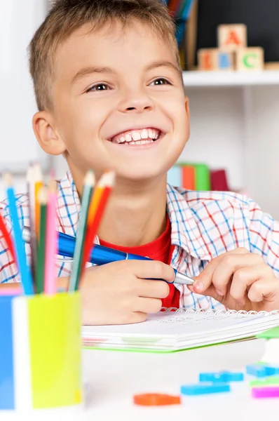 Jongen doet huiswerk — Stockfoto