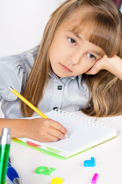 Meisje doet huiswerk — Stockfoto