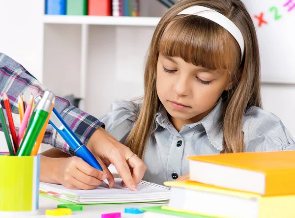 Meisje doet huiswerk — Stockfoto