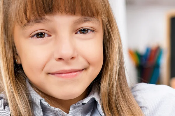 Mädchen macht Hausaufgaben — Stockfoto